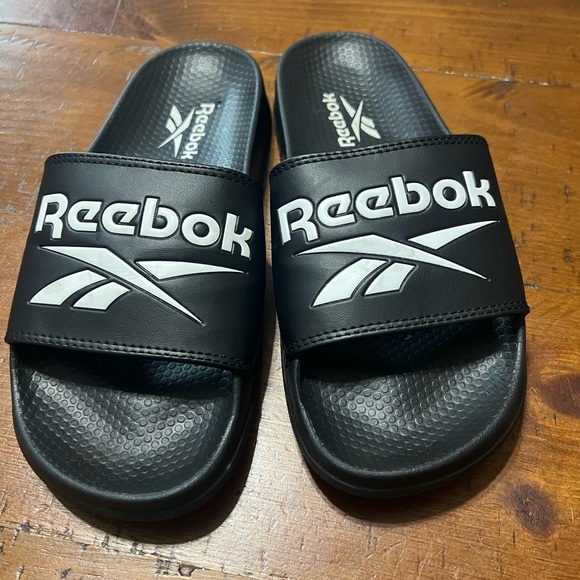 Reebok slides, black/white, great pre-owned condition women’s size 5 - Picture 1 of 8